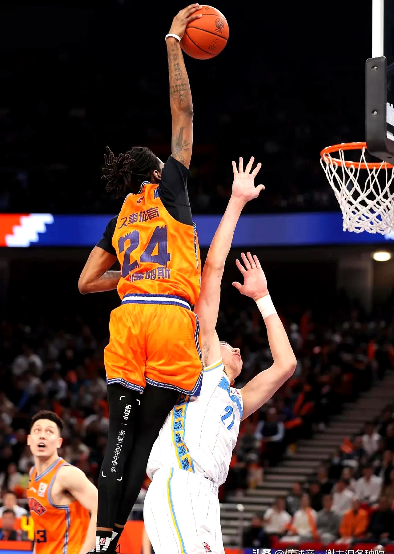 关于今晚法兰克福备战CBA常规赛；防线松动细节曝光；球迷炸锅；身体对抗强度拉满的信息